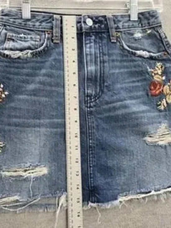 Abercrombie & Fitch Women Skirt 25 Blue Denim Floral Embroidery Mini Distressed - Picture 2 of 3